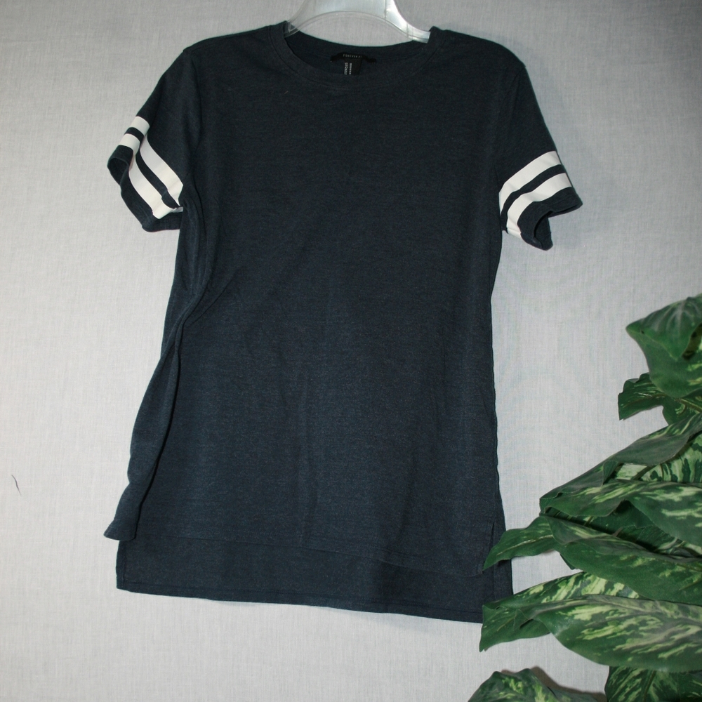 FOREVER 21 navy blue T-shirt